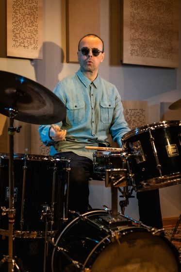 Pancho Molina tocando batería